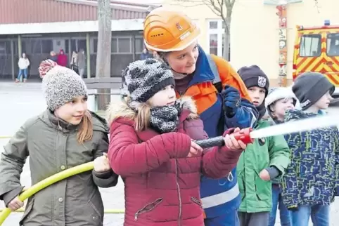 Der Posten am Strahlrohr war bei den Grundschülern beliebt.