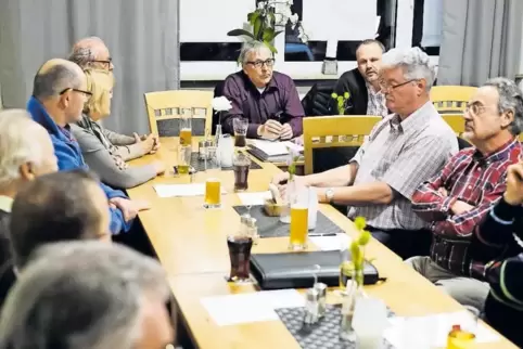 Der Vorstand mit Volker Schmitt (hinten, Mitte) an der Spitze wurde wiedergewählt.