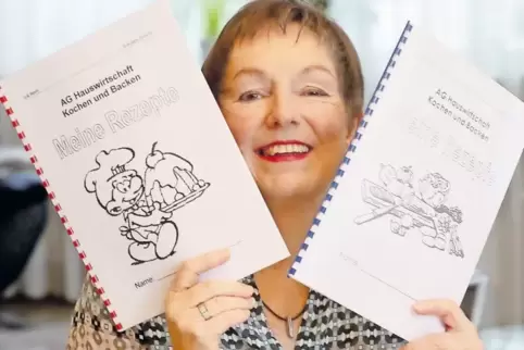 Sibylle Köhler mit ihren Rezeptheften.
