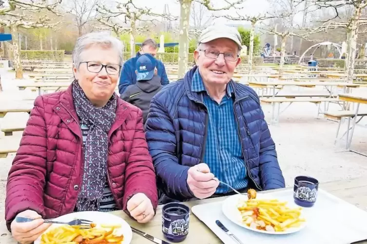 Der Witterung angepasst &ndash; in Kleidung und Men&uuml;-Auswahl: Rita Gerges und Erwin G&ouml;rgen genie&szlig;en die Currywurst mit Gl&uuml;hwein.