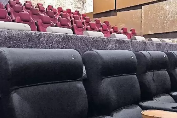 Blick in einen Kinosaal, im Vordergrund 4-D-Sessel.