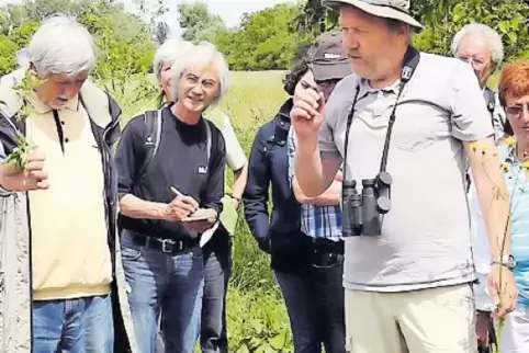 Kräuter-Experte: Jürgen Walter (mit Hut) bei einer Exkursion in Römerberg.