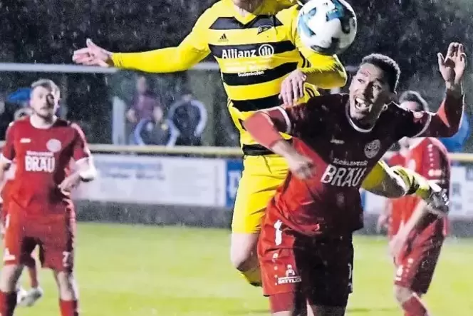 Voller Einsatz: Kevin Hoffmann (gelb) gegen Alexis Weidenbach. Voller Einsatz: Kevin Hoffmann (gelb) gegen Alexis Weidenbach.