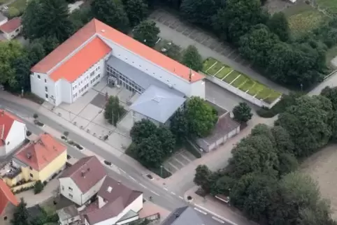 Tatort: Das Auto war auf dem Parkplatz hinter dem Rathaus in Waldsee abgestellt. Die Straße heißt „Am Brünnel“.  Foto: Lenz 