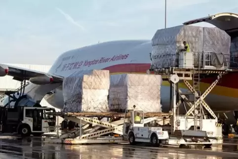 Eine Maschine vom Typ Boeing 747-400 der chinesischen Frachtlinie Suparna wird am Flughafen Frankfurt/Hahn nach ihrem Erstflug e
