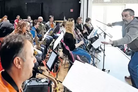 Voller Körpereinsatz: Dirigent Hannes Schmidt feuert die knapp 50 Musiker zu Höchstleistung an.