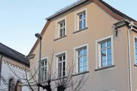 Stiftungsgelder in Höhe von 24.500 Euro flossen im vergangenen Jahr in die Erneuerung der Fenster im alten Rathaus in Waldfischb