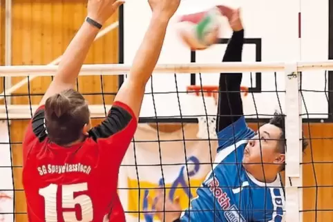 Der Germersheimer Stanislaw Li (in Blau) im Spiel gegen Pfalzpokalsieger SG Speyer/Haßloch.