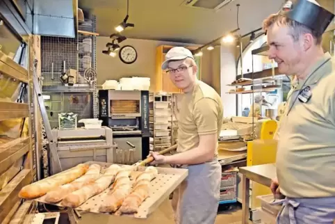 Bei Bäckermeister Thomas Schmidt (rechts) arbeiten Menschen mit und ohne Handicap. Am Ofen: der 22-jährige Bäckereigehilfe Micha