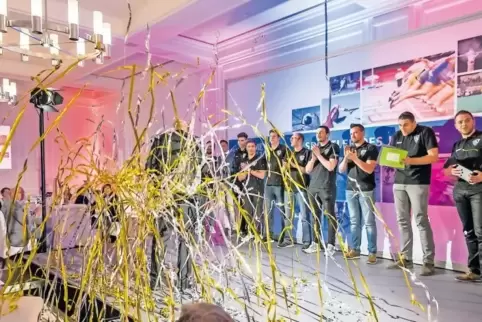 Und Action: RHEINPFALZ-Chefredakteur Michael Garthe unter der Konfetti-Kanone. Applaus gibt’s von den Handballern des TuS Dansen