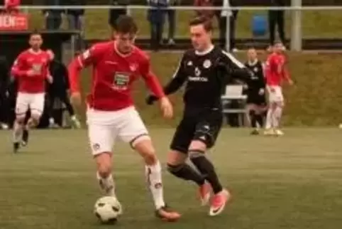 Der Lauterer Luca Jensen (links) fungiert im Spiel gegen Salmrohr immer wieder als Antreiber.  Foto: Krist 