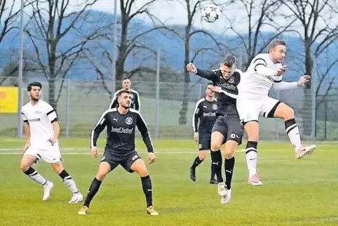 Kopfballduell über dem Kunstrasen: Waldemar Schneider (rechts) gegen Hauensteins Julian Herrmann.