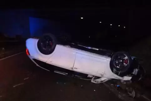 Der Wagen musste abgeschleppt werden. Foto: Polizei 