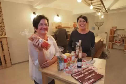 Christine Bauer und Ute Mohnhaupt beim Einräumen vor Eröffnung im November 2017. Foto: VAN