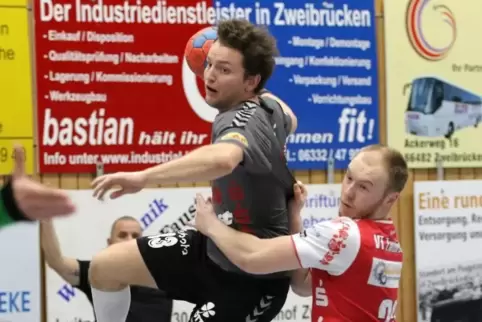 SV-Spieler Nils Wöschler (links) setzt sich gegen Dominik Rifel (VTZ) durch und trifft. Foto: laborenz 