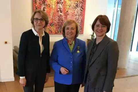 Feierstunde in Berlin (von links): Botschafterin Anne-Marie Descôtes, Maria Böhmer und Annette Widmann-Mauz, Integrationsbeauftr