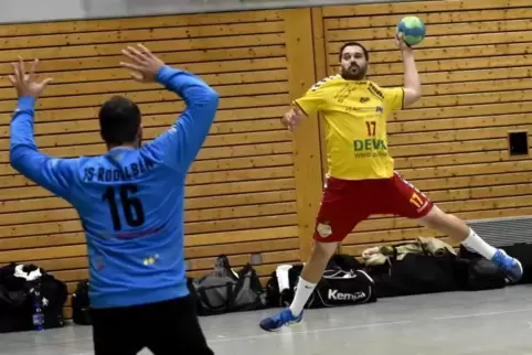  Tobias Lerzer, hier beim Torwurf im Ligaspiel gegen die TS Rodalben, soll im Rückraum der HSG aushelfen.  Foto: BOLTE