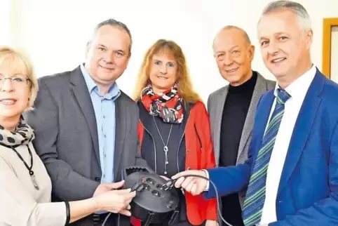 Kooperation vereinbart: von links Ortschefin Anna-Silvia Henne, Werkleiter Martin Pfeifer, Nicola Klein (Stadtwerke Kaiserslaute