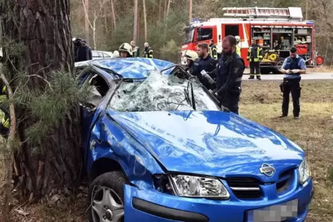 Die Insassen wurden bei dem Unfall schwer, aber nicht lebensbedrohlich verletzt.  Foto: MEHN