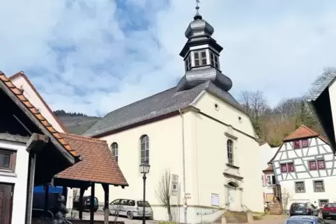Bald erklingen zwei Glocken im Turm der katholischen Kirche in Wolfstein.