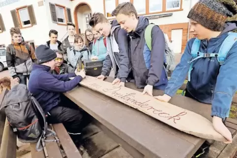 Auch die Beschriftung der Rastplätze gehörte zum Waldprojekt.
