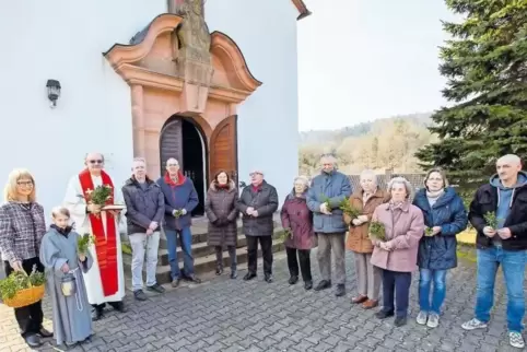 Übersichtlich: Pfarrer Gerhard Burgard mit den Besuchern des Gottesdienstes.