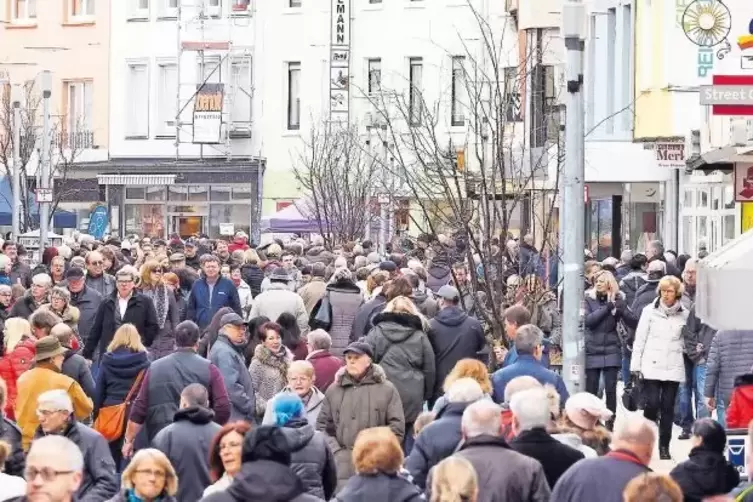 Immer wieder ein schlagender Beweis dafür, dass die Einkaufsstadt Zweibrücken geschätzt wird: der Kundenstrom in der Fußgängerzo