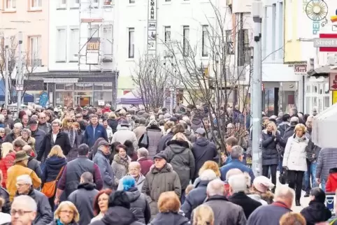 Immer wieder ein schlagender Beweis dafür, dass die Einkaufsstadt Zweibrücken geschätzt wird: der Kundenstrom in der Fußgängerzo