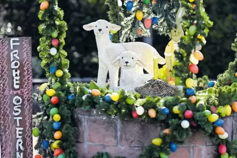 Neugierig beäugen Osterlämmer die Besucher: Farbenfroh geschmückt präsentiert sich der Epppsteiner Brunnen.