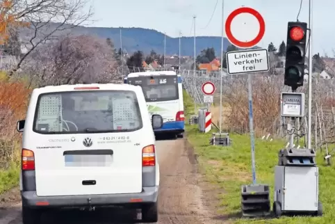 Eigentlich nur für Busse gedacht: die Südseite des Diedesfelder Wegs mit der Baustellenampel.