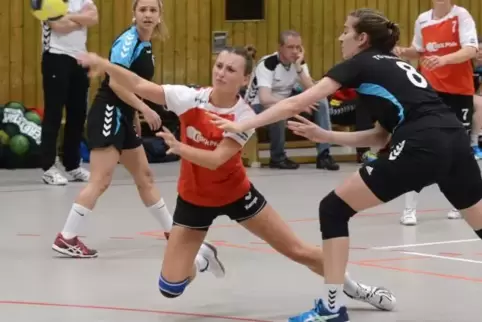 In Janina Luickx (in Rot) hat die HSG Lingenfeld/Schwegenheim die torgefährlichste Spielmacherin der Pfalzliga.  Foto: lenz 