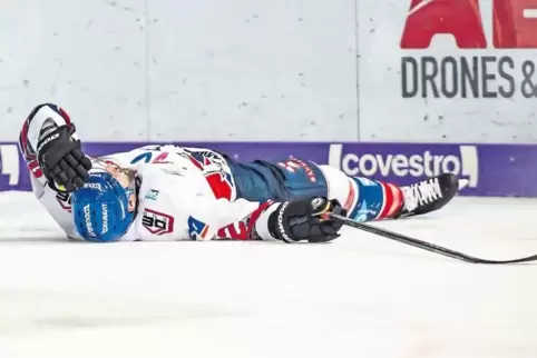 Schwer getroffen: Mannheims Nationalspieler Matthias Plachta blieb nach dem unfairen Check gegen ihn lange benommen auf dem Eis 