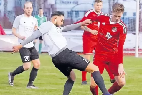 In Rot der Offenbacher Alexander Hayes, Gustavo Felix Rudy macht ihm den Ball streitig. Hinten Daniel Evrard (FSV) und Jonathan 