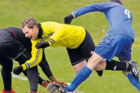 Harte Bandagen in der C-Klasse Nord: Dielkirchens Steven Kirsch (gelbes Trikot) gegen Thilo Opper (SG Steinbach II/ Börrstadt (r