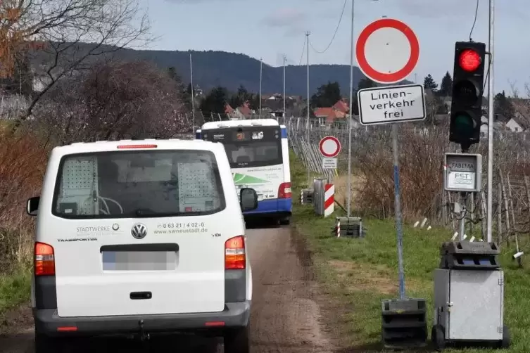 Busse sollen auch künftig nur in Richtung Hauptbahnhof durch den Diedesfelder Weg fahren.  Foto: Mehn 