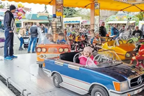 Der Ostermarkt vor dem Palatinum bietet Spiele und Fahrgeschäfte für alle Altersklassen.