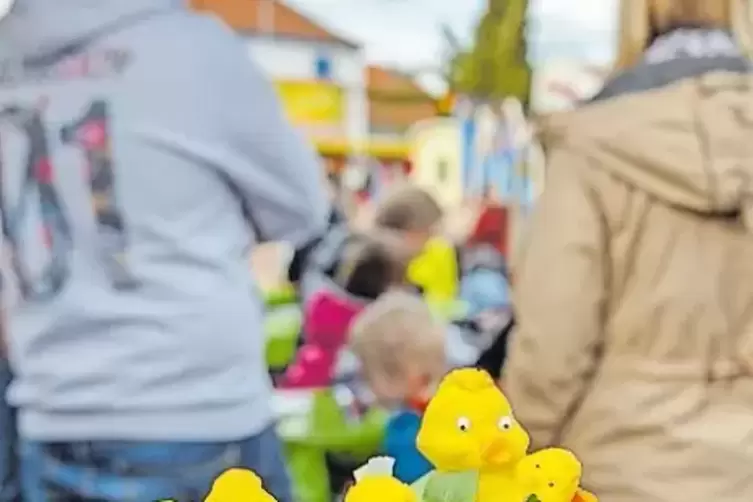 Mutterstadter Fr&uuml;hlingsboten: Auch der ein oder andere Regenschauer kann die Besucher nicht am Marktbummel hindern.