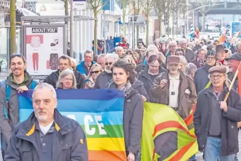 Die Gedenkfeier in Ramstein fand im kleinen Rahmen statt. In Kaiserslautern marschierten rund 100 Menschen für den Frieden. Vorn