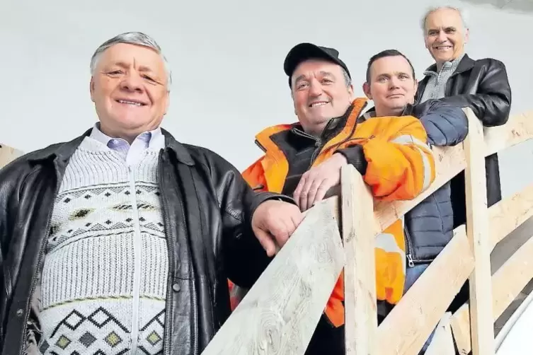 Auf der Treppe im Foyer: (von links) Pastor Peter Fast, Pastor Rudolf Witmaier, Bauleiter Alexej Schneider und Pastor Viktor Kr&uuml;