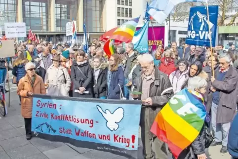 Am Heidelberger Hauptbahnhof setzt sich der Demonstrationszug in Bewegung.