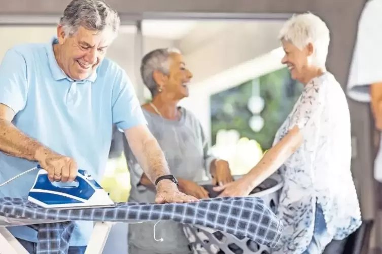 Senioren, die gemeinsam wohnen und sich bei Haushaltsdingen helfen: Das könnte in Ellerstadt möglich werden.