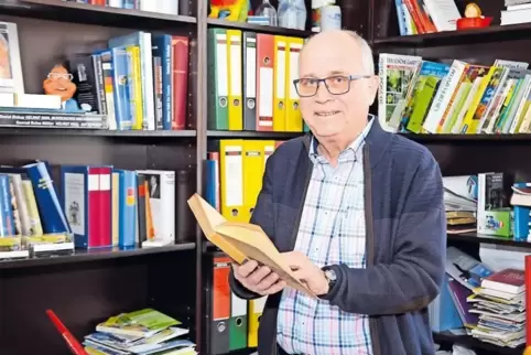 Josef Keller in seinem Arbeitszimmer: Ein Regal ist Altkanzler Helmut Kohl gewidmet.