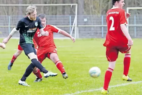 1:1: Harthausens Nicolas Bischof (links) trifft aus kurzer Entfernung.