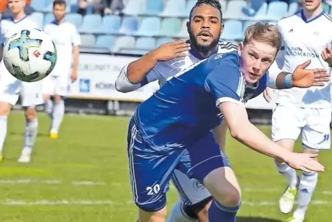 Auch ihm gelang kein Treffer: FKP-Stürmer Dennis Krob (in Blau), hier mit Karbachs Oscar Feilberg, der ein Tor schoss, eines vor