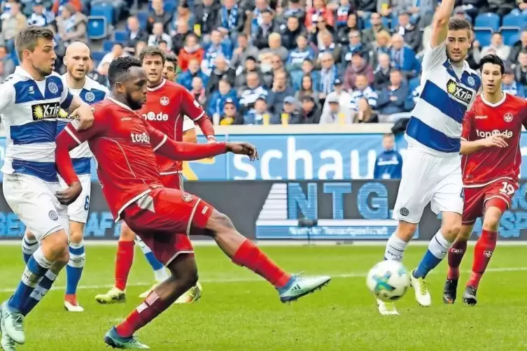 Das 3:0 ist unterwegs: FCK-Stürmer Osayamen Osawe bei seinem dritten Streich in Duisburg.