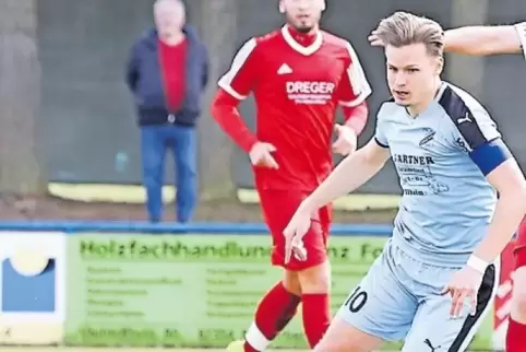 Schoss zwei Tore gegen den ASV: Eric Biedenbach (in Blau).