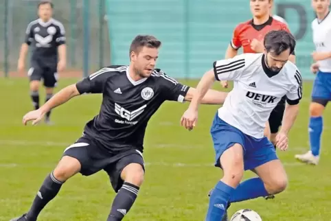Abschirmmanöver: Steinbachs Danny Schulz (rechts) sichert den Ball gegen Dominick Heieck (VfR).