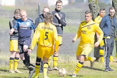Gelb gewinnt: Klaus Welck (Mitte) und Doppeltorschütze Jannik Clauer (rechts) von der SpVgg Battweiler/Reifenberg II stoppen an 