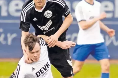 Nichts zu verschenken: Fabian Zäuner (vorne) vom TuS Steinbach und Dennis Marohn (hinten) vom VfR Kaiserslautern.