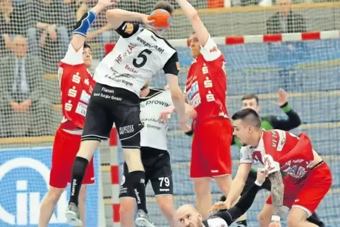 Die Handballer der VTZ Saarpfalz hängten sich im dramatischen Endspiel gegen Illtal voll rein. In der Mitte versuchen Philip Wie